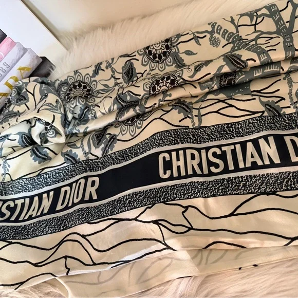 Christian Dior Reversible Floral Wrap Silk Scarf. - Picture 8 of 16